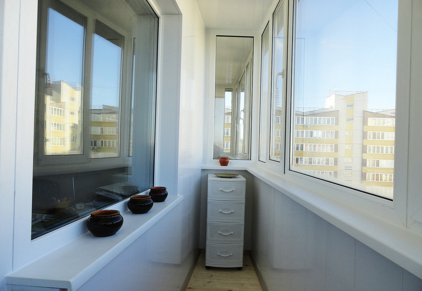 Балкон ПВХ системы REHAU, немецкая фурнитура Siegenia, обшивка пластиковыми панелями