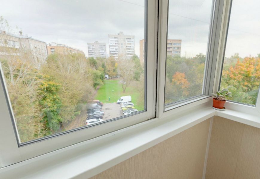 Балкон алюминиевый раздвижной системы Provedal с обшивкой ПВХ-панелями